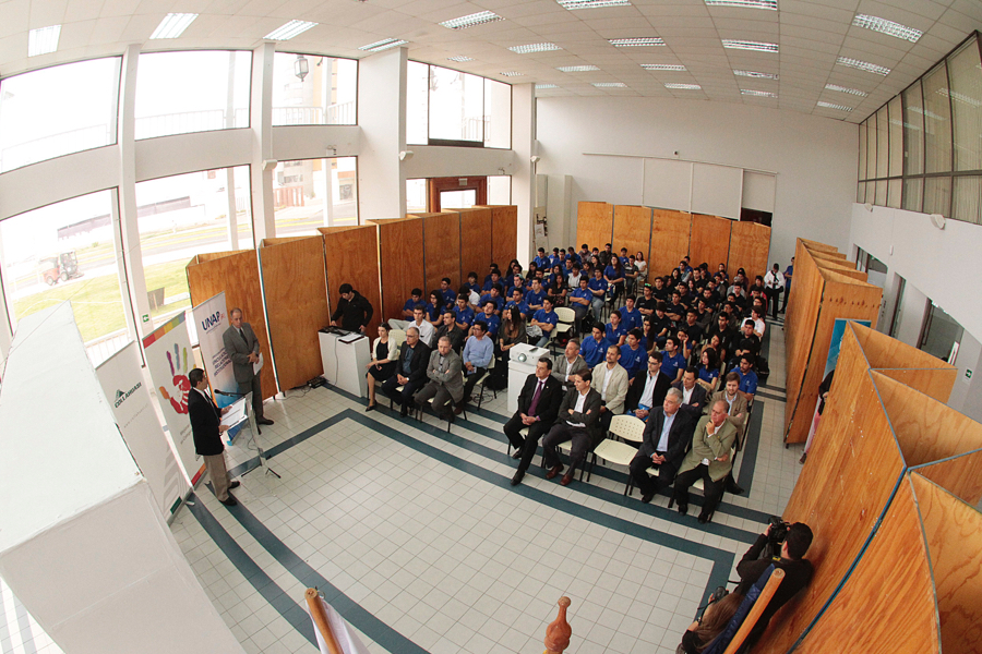 Futuros ingenieros de la Unap acceden a cursos electivos  que enseñan modernos software usados en minería