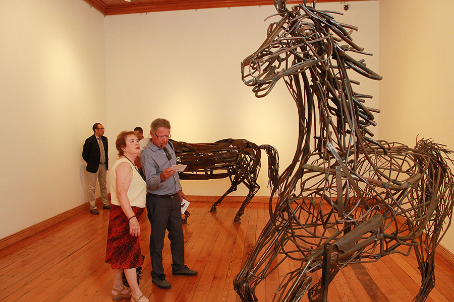 Esculturas de Caballos a escala real y elaborados con metales reciclados