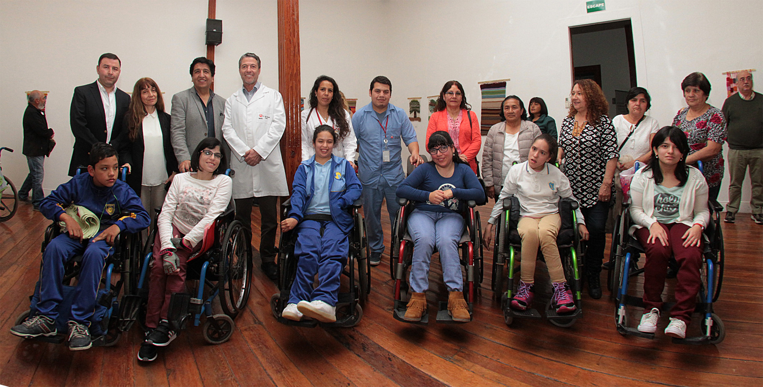 Integrantes del Centro de Rehabilitación Teletón exponen telares en sala de arte Pica Collahuasi