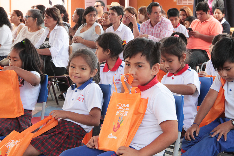 Con la entrega de texto que rescata leyenda andina, concluyó programa Primeros Lectores 2017