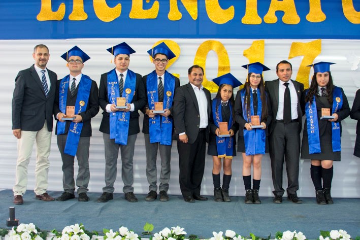Graduación de tercera generación alumnos de especialidad minera de Liceo Juan Pablo II