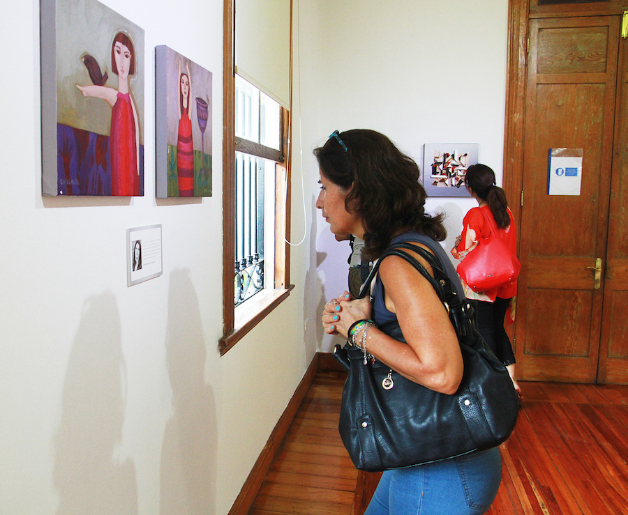Arte creado e inspirado por mujeres en sala de arte Casa Collahuasi