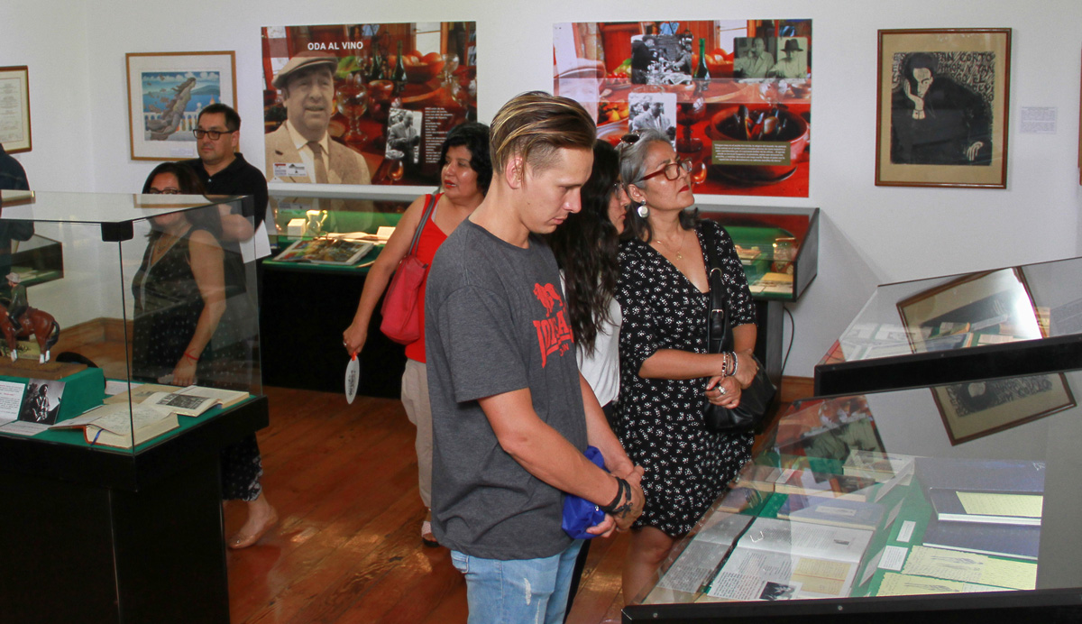 Más de 3.651 personas han visitado la exposición de Pablo Neruda en las primeras tres semanas
