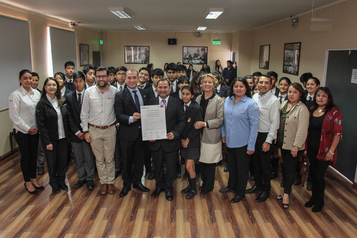 Liceo Bicentenario Minero S.S. Juan Pablo II de Alto Hospicio renovó compromiso bicentenario.