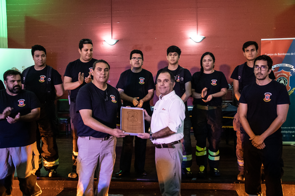 Bomberos de Iquique reciben importante aporte de Collahuasi que moderniza su red de comunicaciones