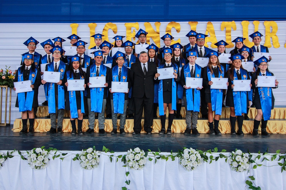 95 estudiantes egresan de 4° medio en Liceo Juan Pablo II
