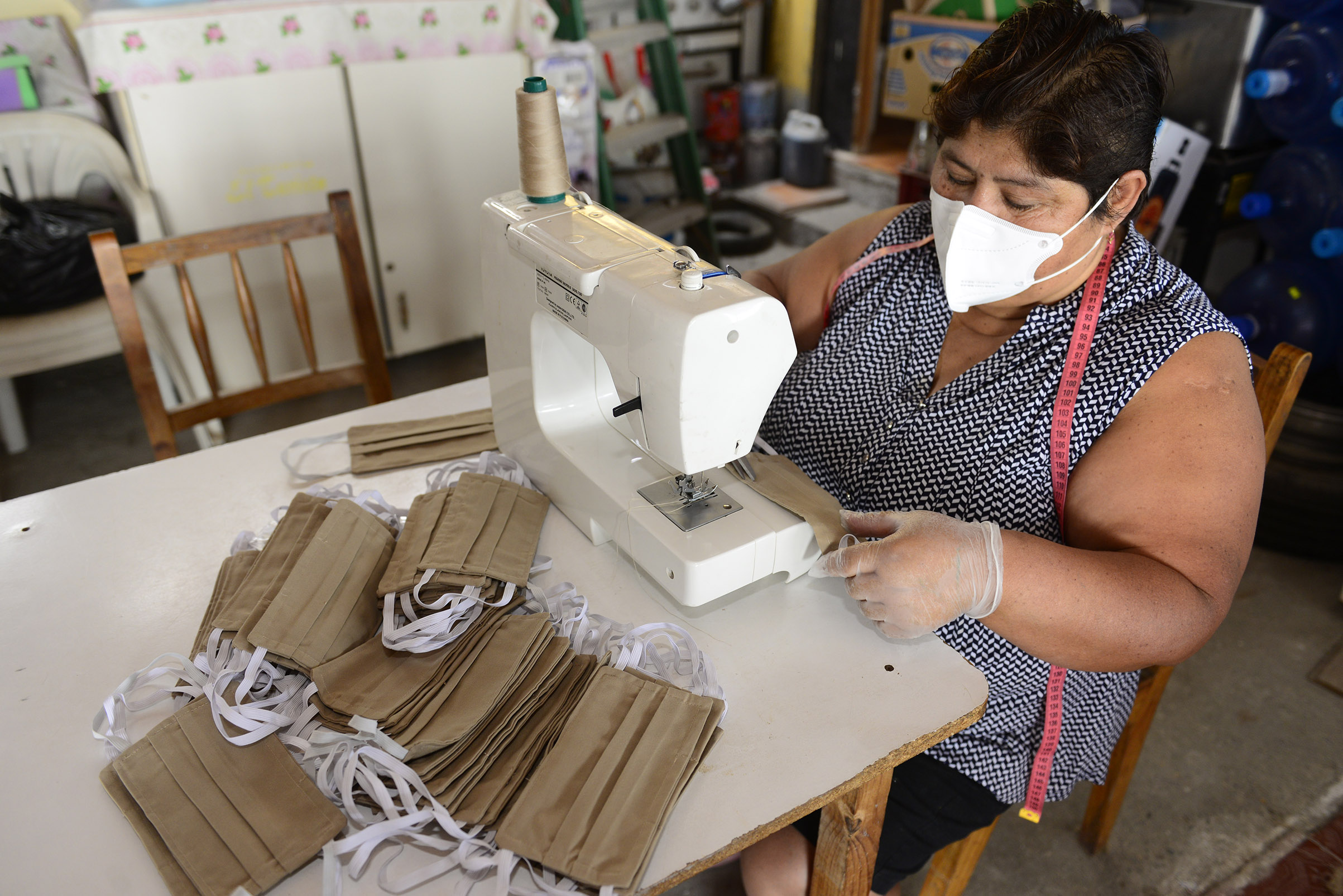 Costureras de caletas del sur de Iquique elaboran con el apoyo de Collahuasi 6 mil mascarillas reutilizables para sus vecinos