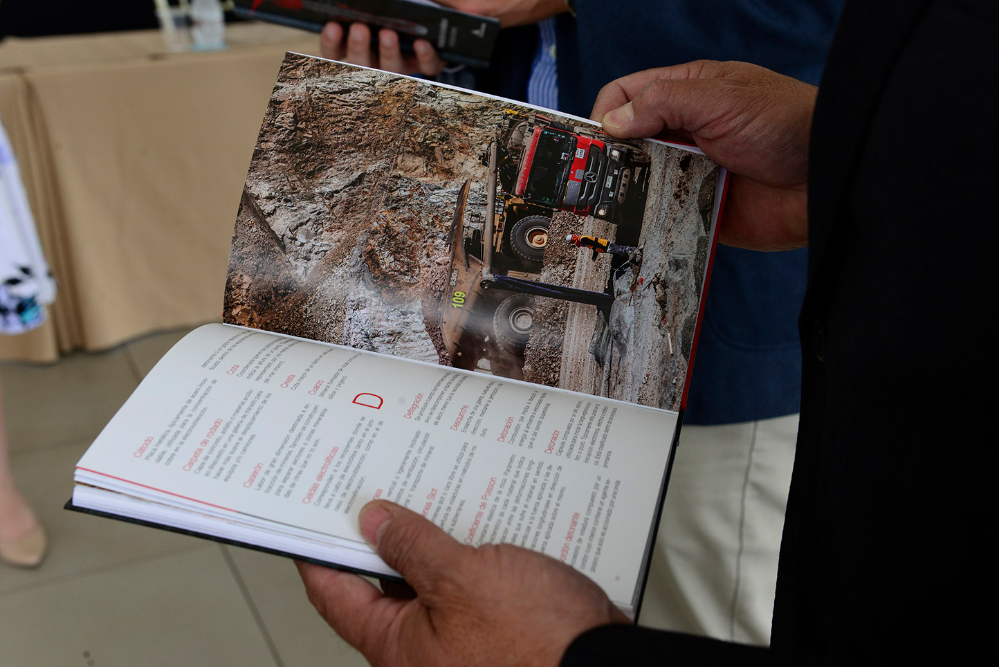 Collahuasi y Enaex lanzan libro de hitos de la industria minera con foco en procesos de perforación y voladura