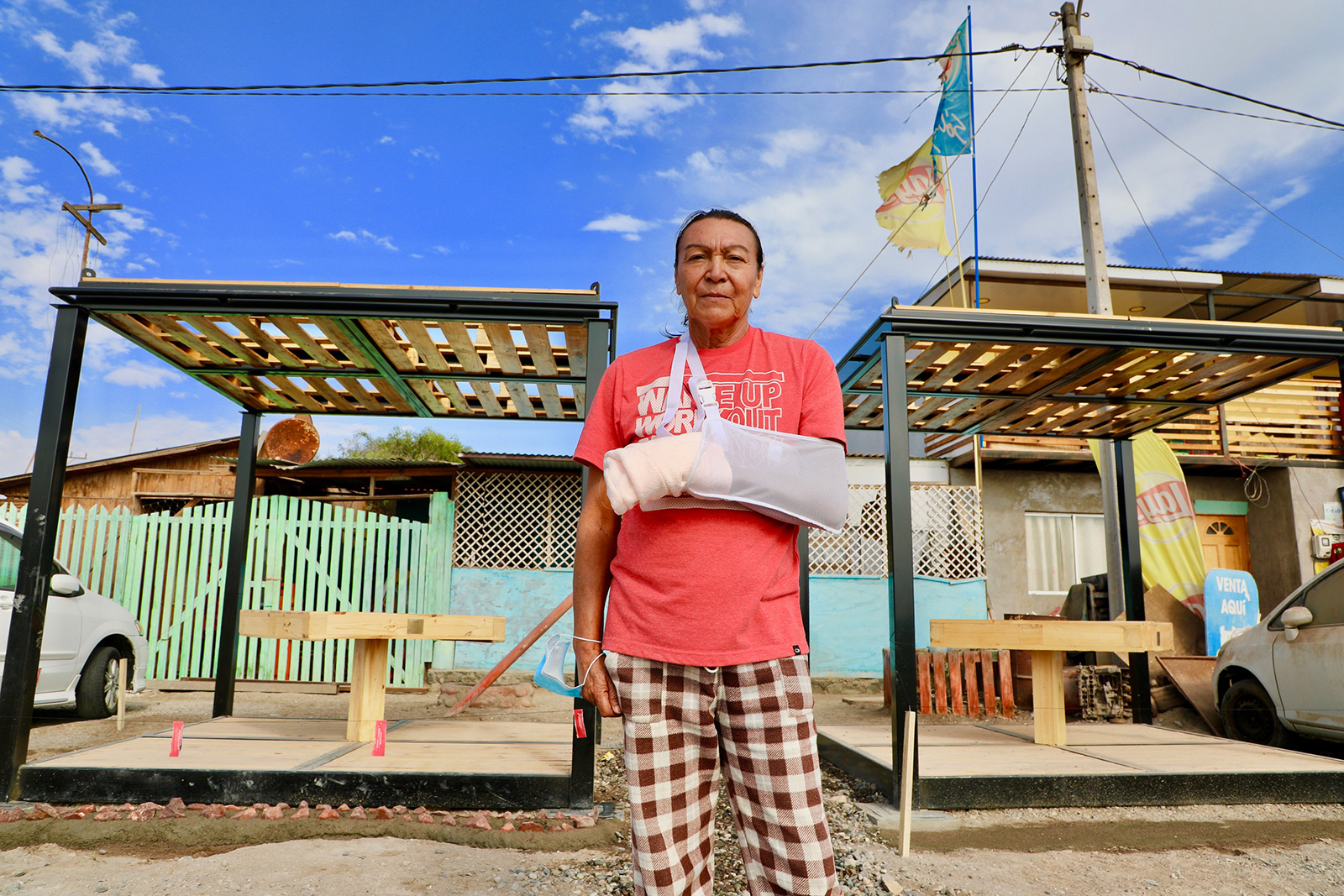 Panadería de caleta Caramucho incorpora mobiliario ecológico a su negocio para reforzar la venta de pan, tortas y pasteles