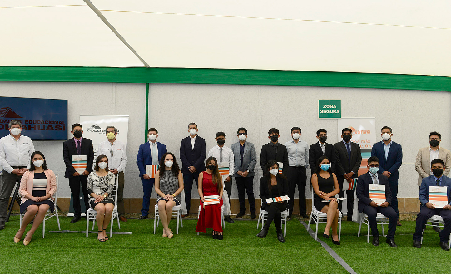 23 egresados del Liceo de Pica firman contrato laboral con Collahuasi y empresas proveedoras del sector minero