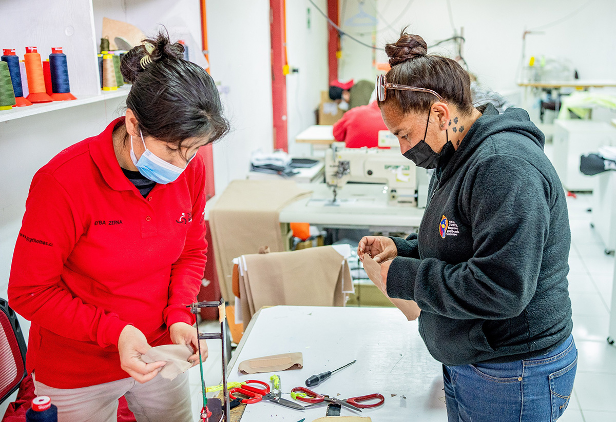 Costureras del litoral sur de Iquique visitan empresa de confección de ropa para impulsar sus procesos de producción y comercialización