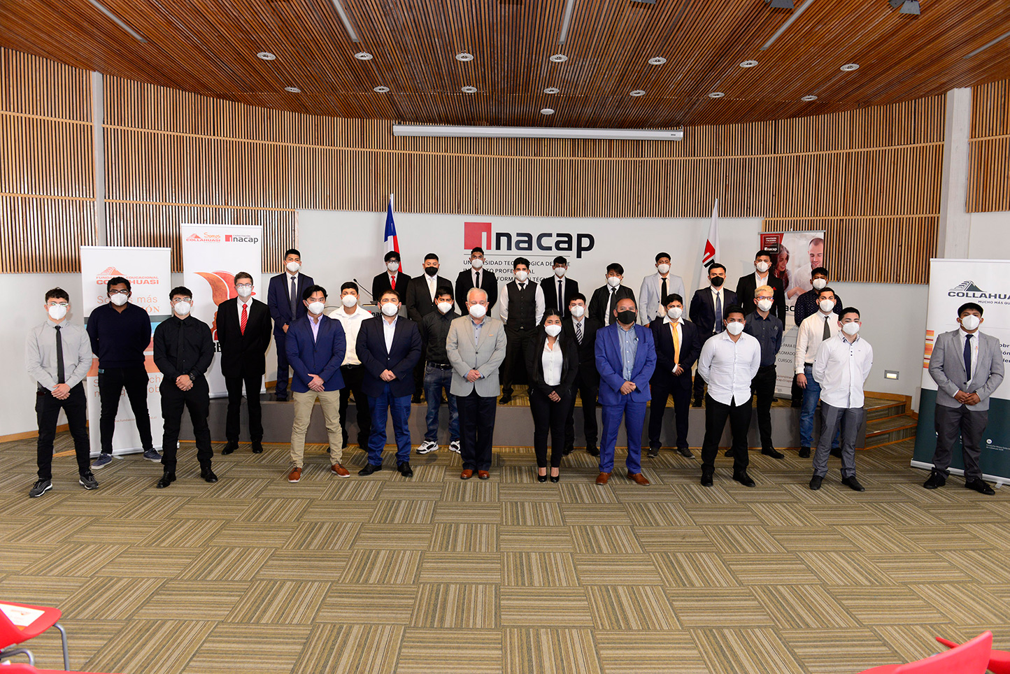 28 jóvenes tarapaqueños firman contrato como aprendices operador mina de Collahuasi