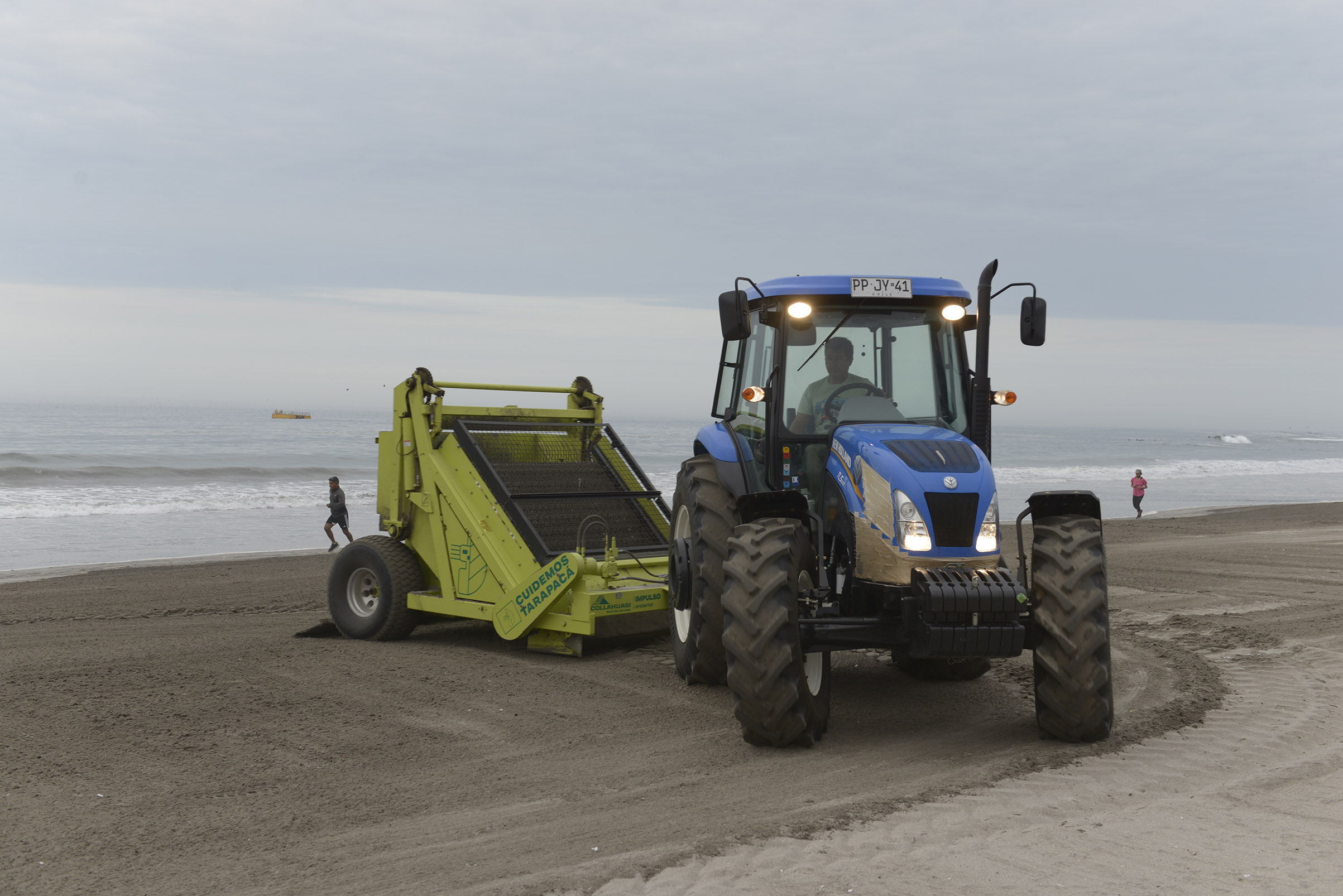 Máquina limpiadora de playas ha retirado 80 toneladas de residuos en Iquique