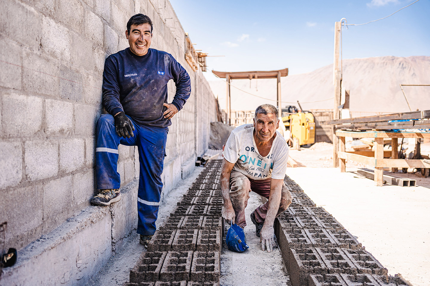 Familia de Chanavayita emprende en el área de la construcción con una pionera fábrica de bloquetas