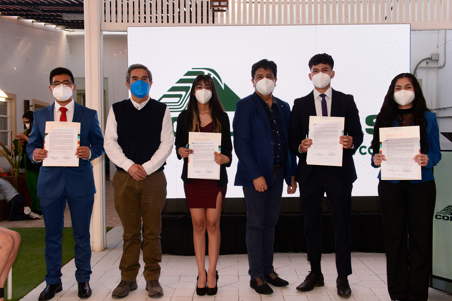 16 egresados del Liceo de Pica firman contrato laboral con Collahuasi y empresas proveedoras del sector minero