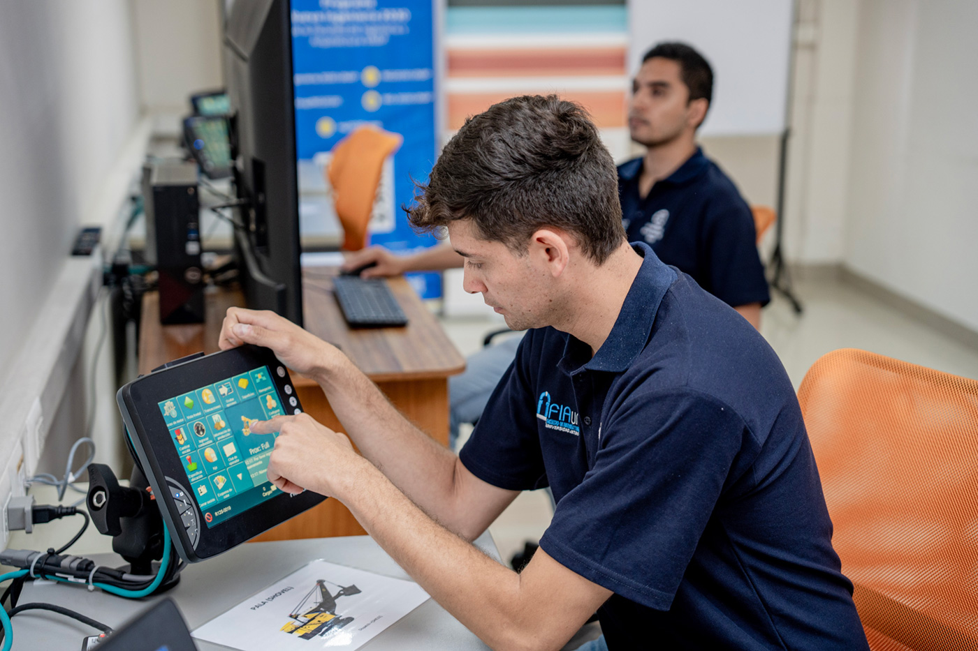 Alumnos de ingeniería civil de minas utilizarán laboratorio con modernos simuladores aportados por Collahuasi y Komatsu