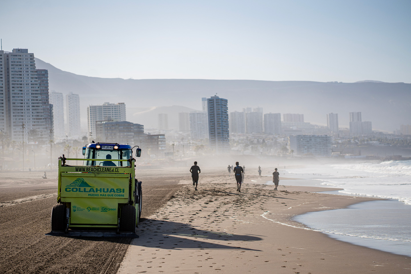Máquina barredora de playas cumple un año mejorando la limpieza de los balnearios de Iquique