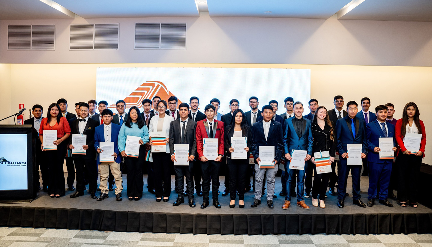 100 jóvenes formados desde programas educacionales impulsados por Collahuasi firman contrato con la compañía y sus proveedores
