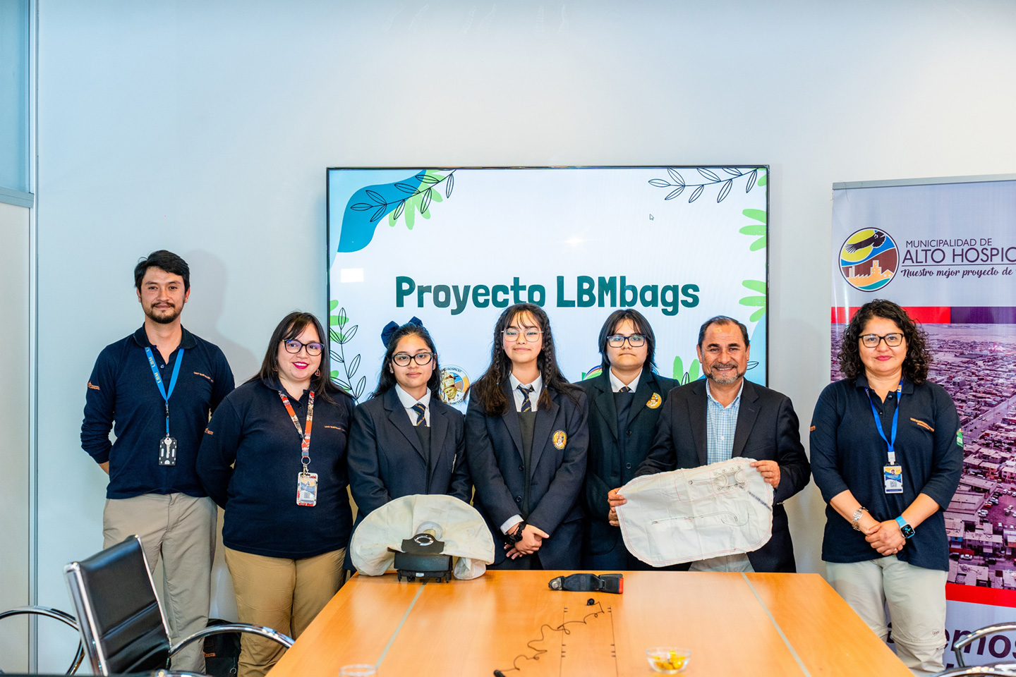 Alumnas del Liceo Juan Pablo II de Alto Hospicio crean mochilas con residuos de cinturones y airbags