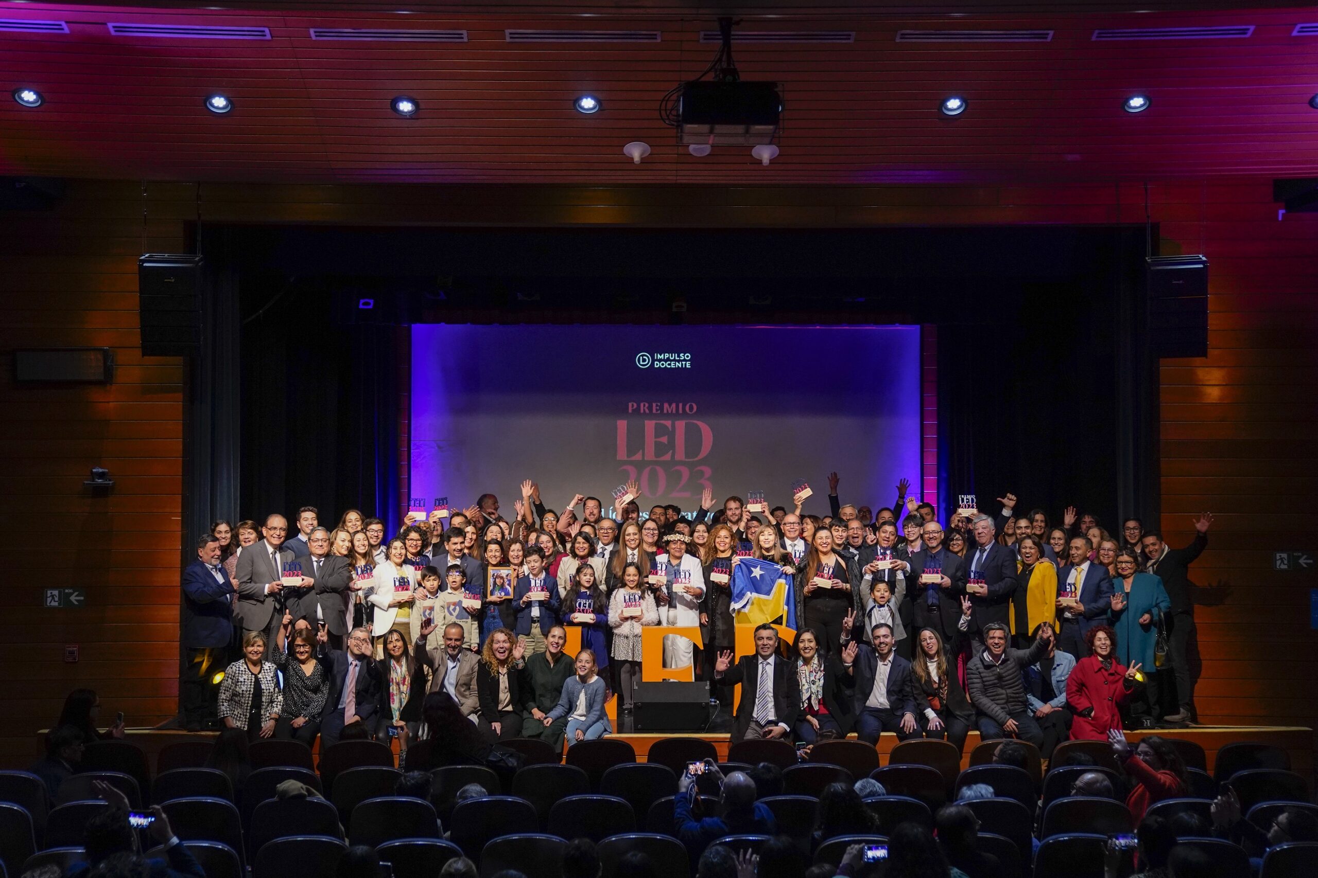 Directora de Liceo Bicentenario Minero Juan Pablo II de Alto Hospicio recibe premio como “Líder Educativo”