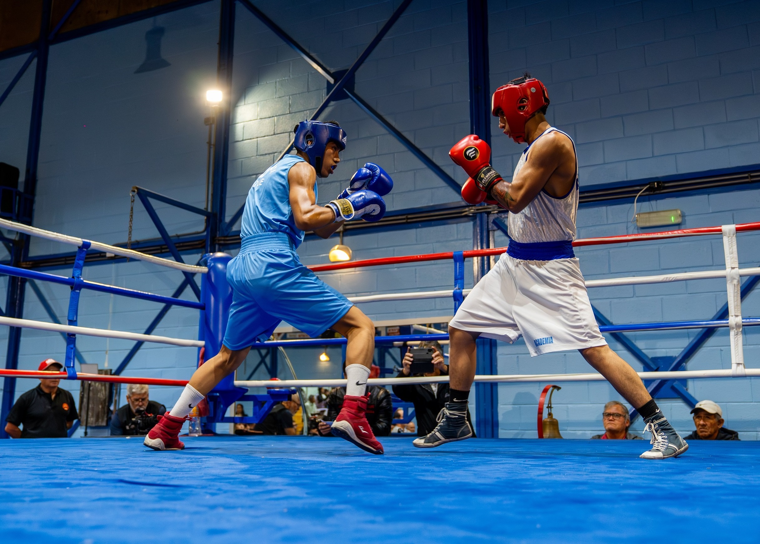 Exponentes del boxeo local y de otras regiones compiten en Estadio Arena Cavancha