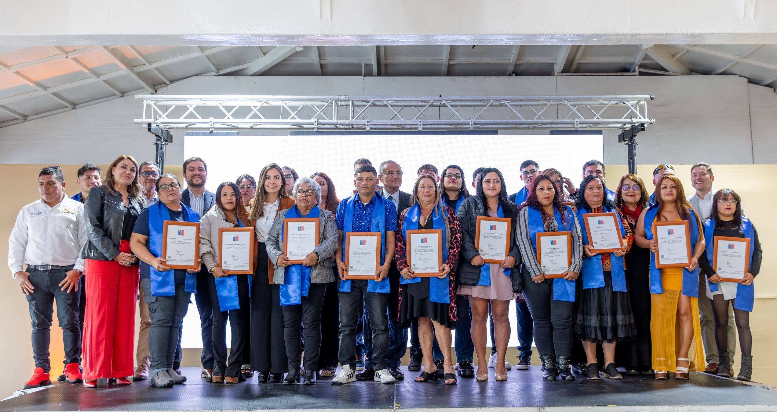 35 vecinos de caletas del sur de Iquique regularizan su educación básica y media