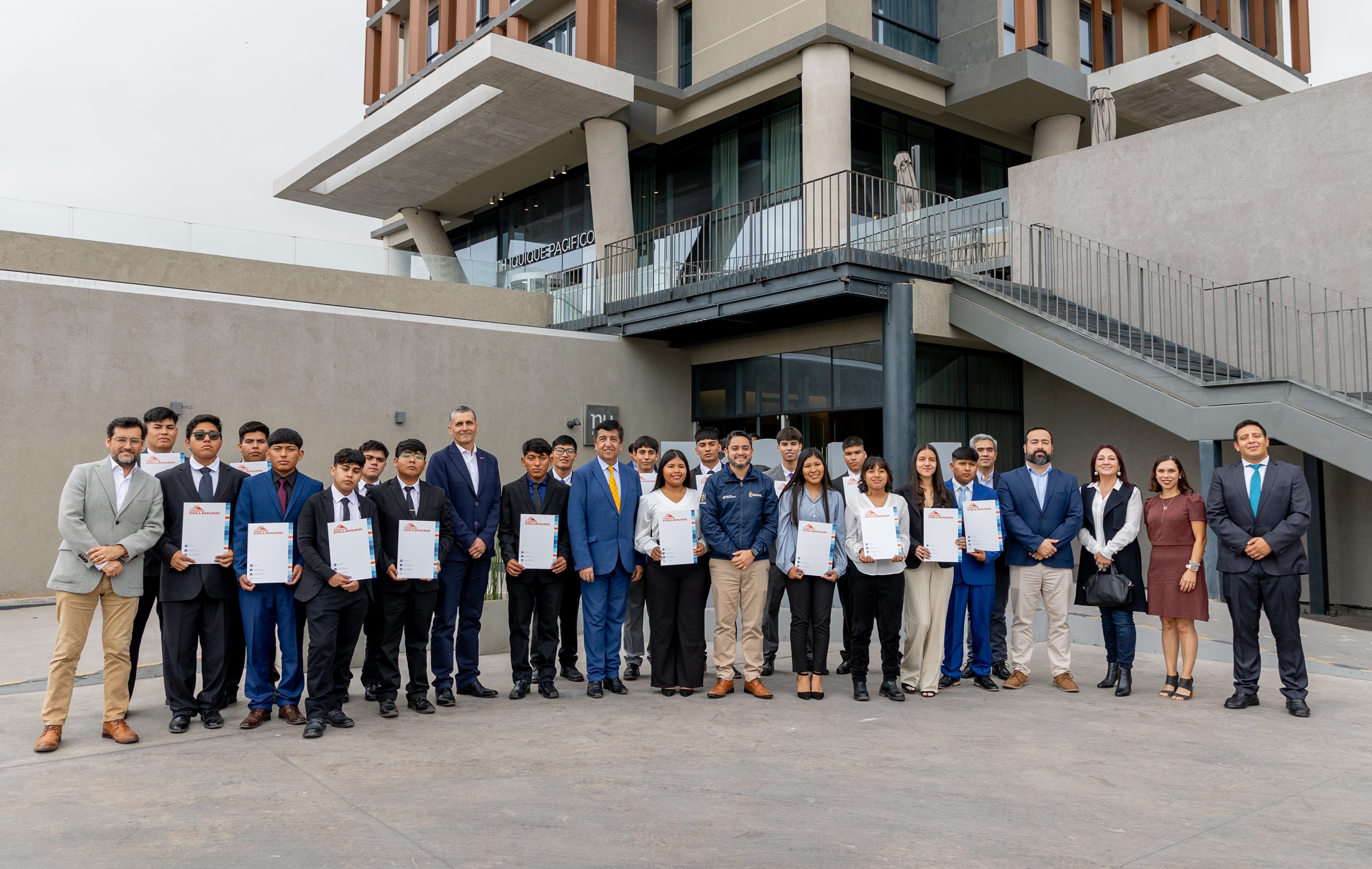18 jóvenes titulados del Liceo de Pica firmaron contrato con Collahuasi