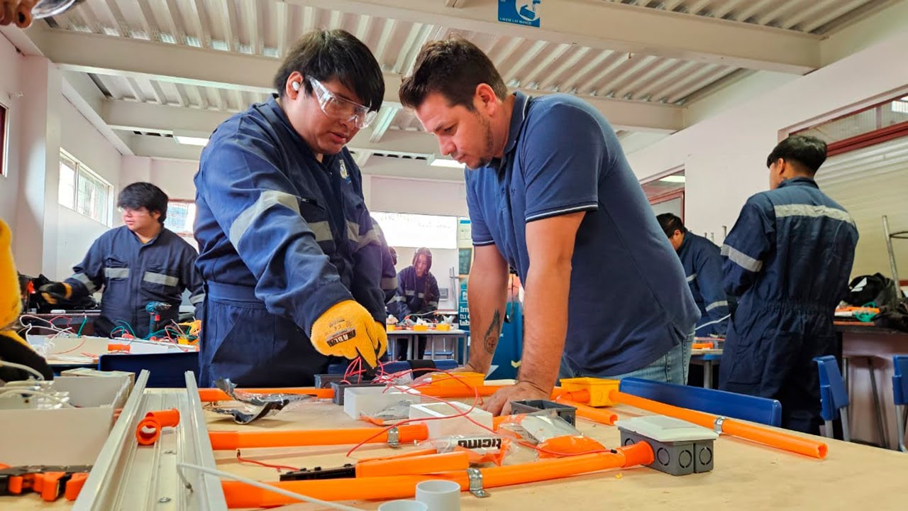 Construction and electricity, training programs that improve lives in Tarapacá