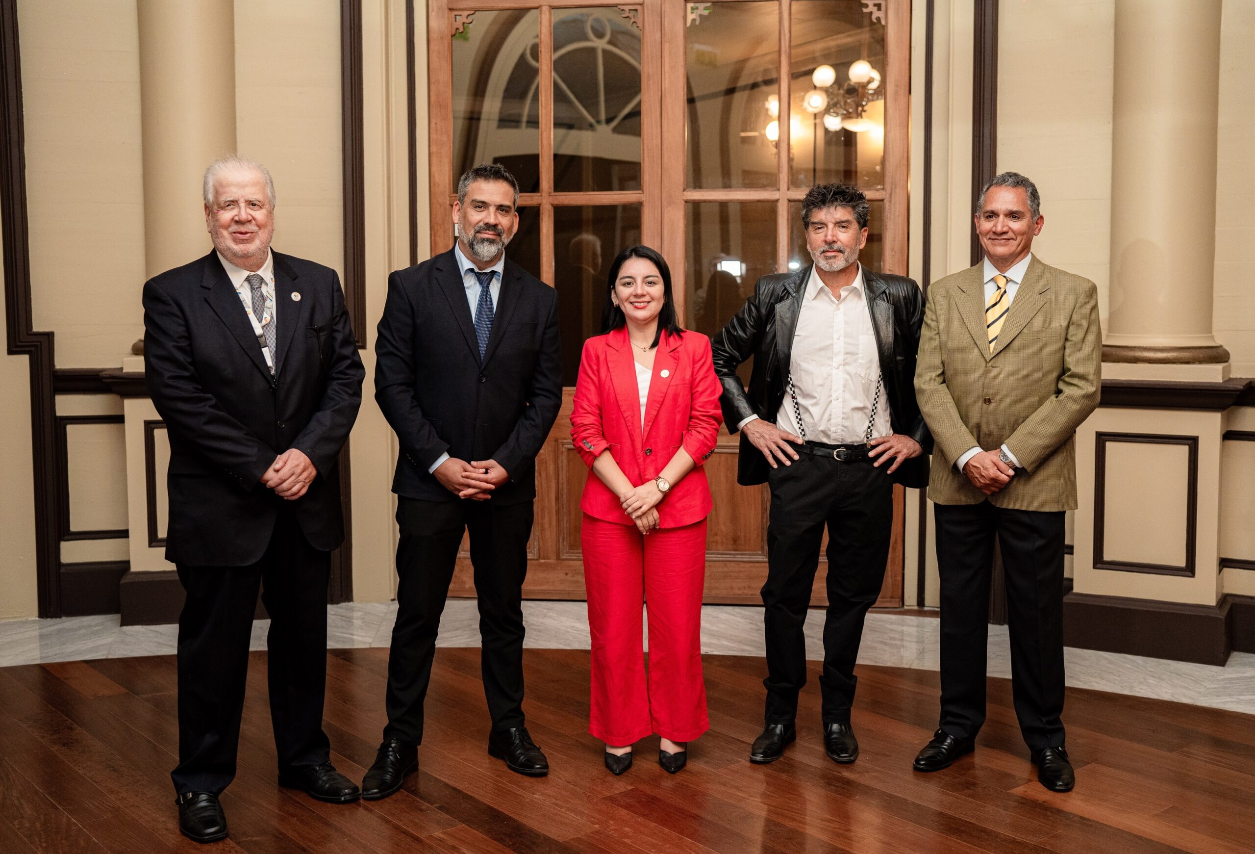 Corporación Cultural de Iquique y Collahuasi lanzan libro sobre emblemática restauración del Teatro Municipal en 1987