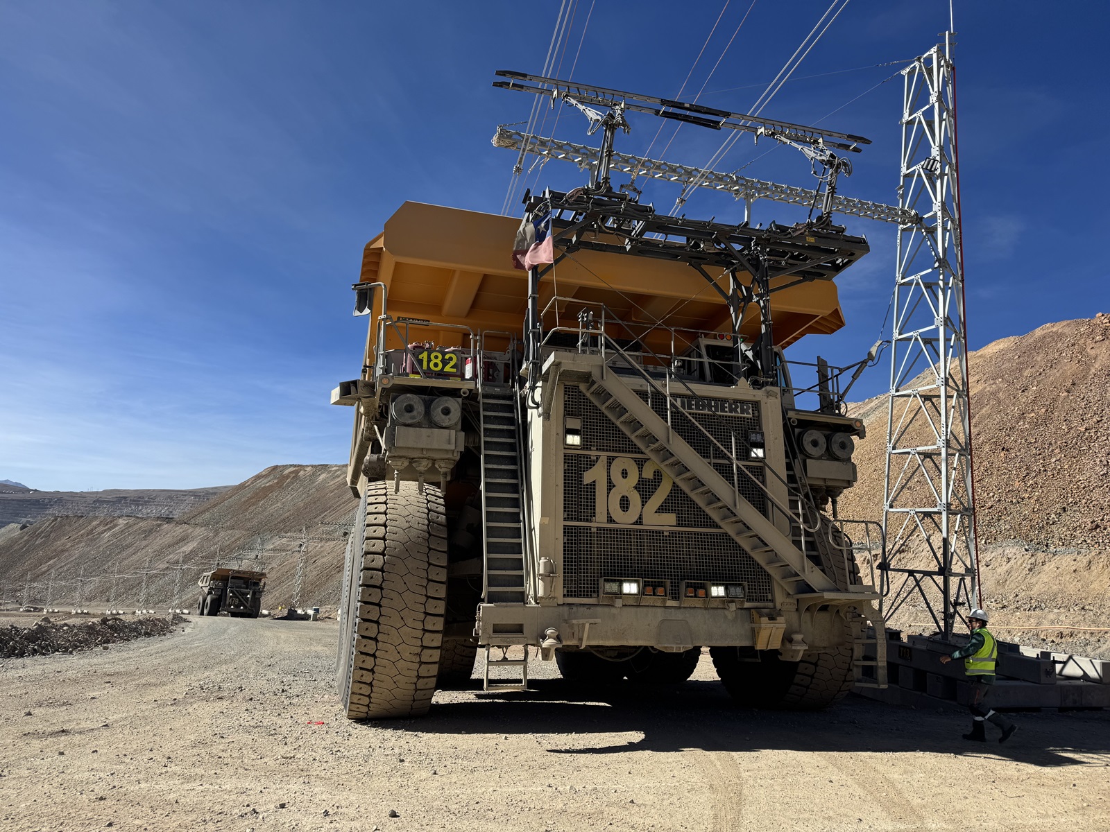 Collahuasi implementa el primer sistema Trolley Assist de Sudamérica para electrificar camiones mineros