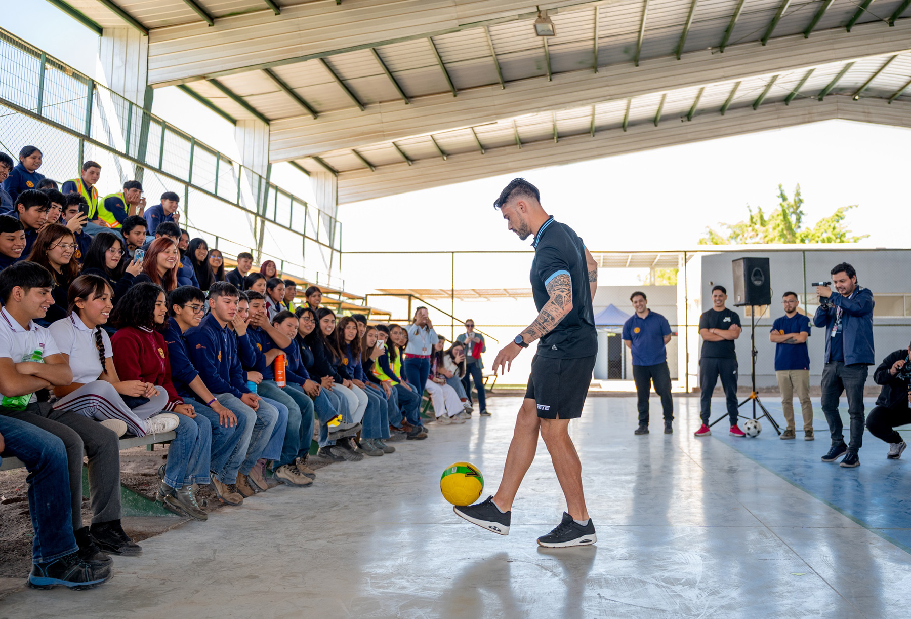 Liceo de Pica recibió la visita de Deportes Iquique para conmemorar la Semana de la Educación Técnico Profesional