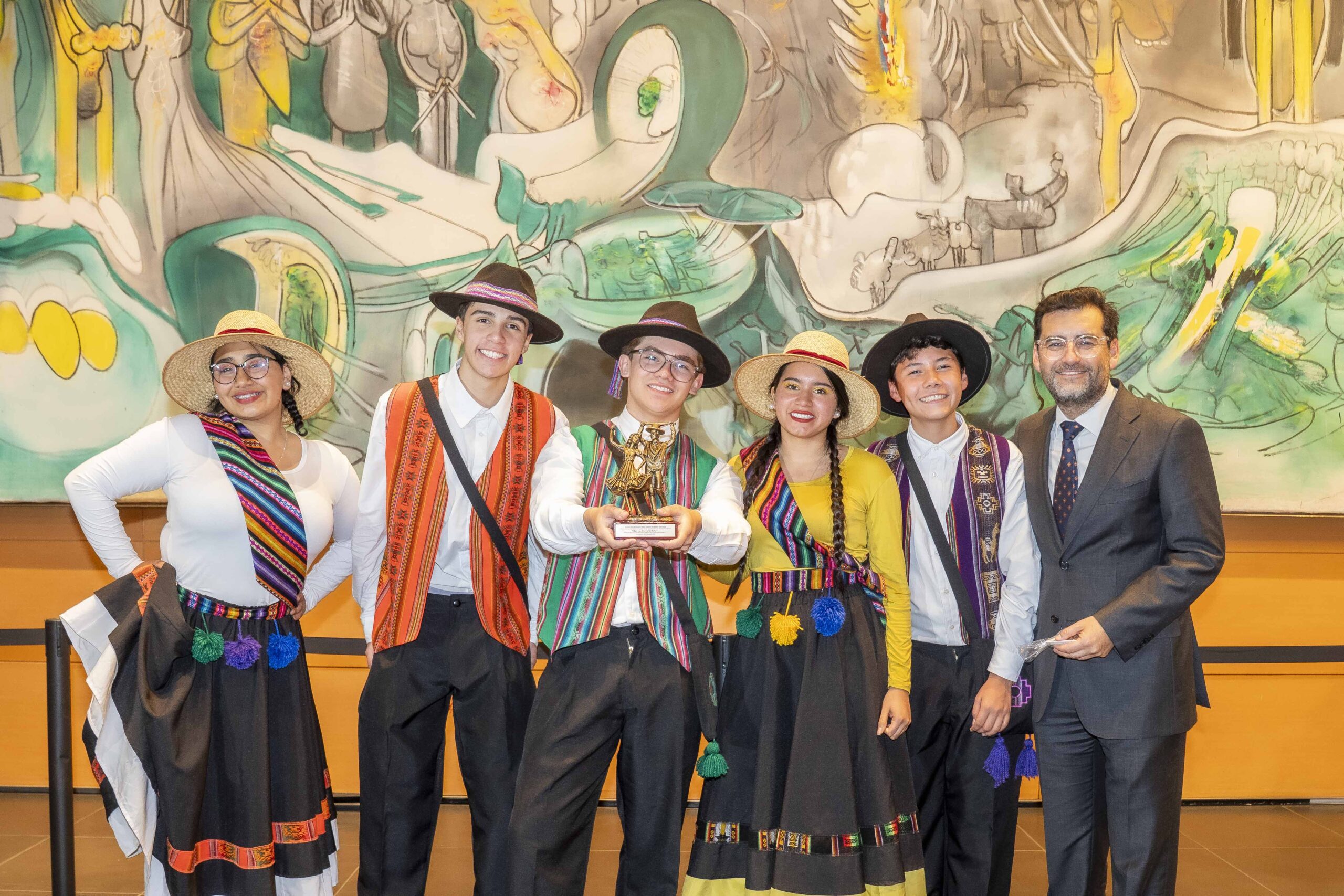 Conjunto folclórico “Flor en la Arena” del Liceo de Pica representó a Tarapacá en encuentro escolar de danza nacional