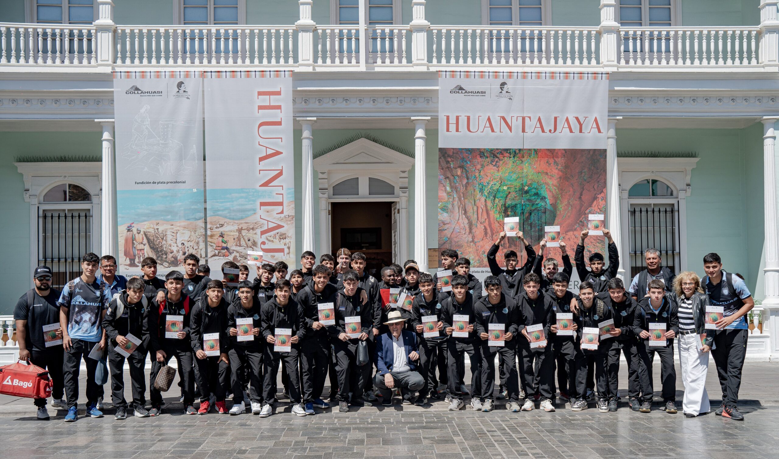 Cadetes de Deportes Iquique asistieron a charla magistral sobre exposición “Huantajaya” en Sala de Arte Casa Collahuasi