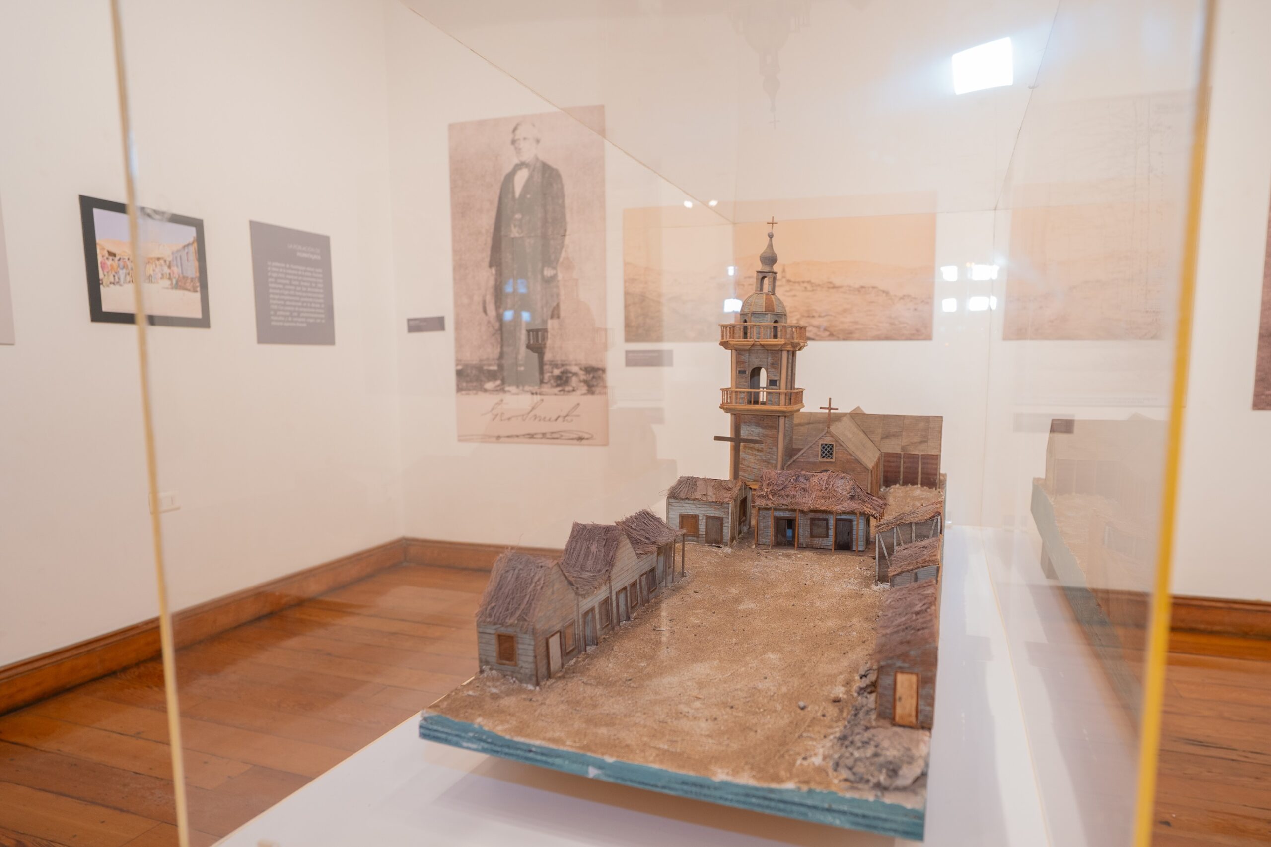 «Huantajaya: El Inicio de la Minería en Chile» se expone en Sala de Arte Casa Collahuasi