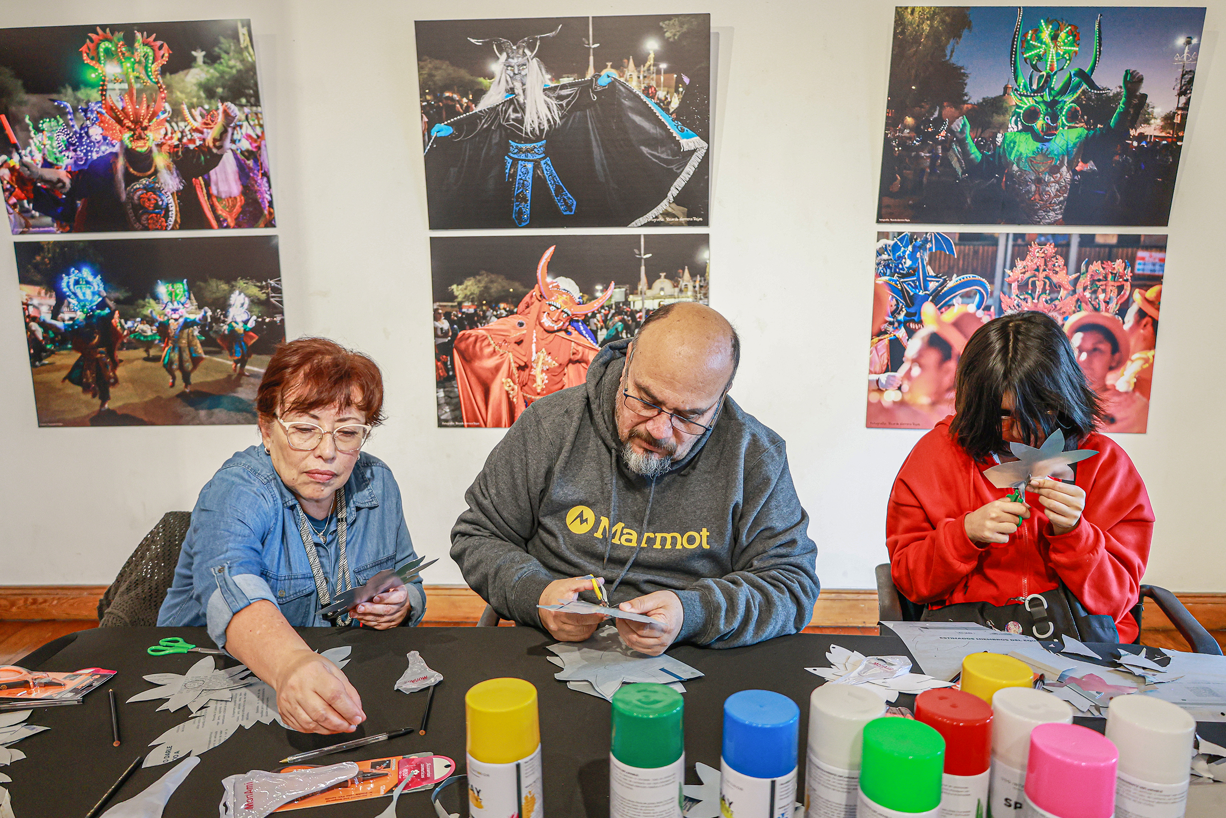 Gran interés despiertan talleres de la muestra «La Tirana: Fe, Devoción y Memoria» en Sala de Arte Casa Collahuasi